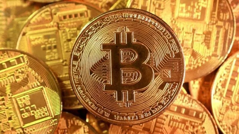 Pilha de moedas físicas de Bitcoin douradas, representando o hack da Liquid Network